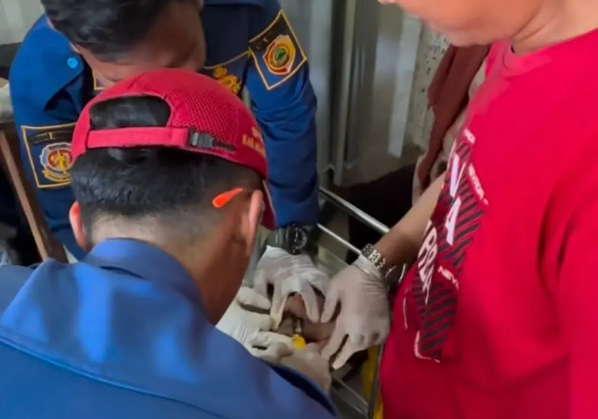 Momen Tegang Petugas Damkar Evakuasi Cincin Klaker di Jari Pemuda Mojokerto