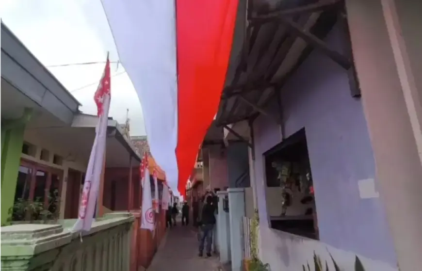 Semarak HUT RI, Warga Malang Bentangkan Bendera Merah Putih Sepanjang 80 Meter di Kampung