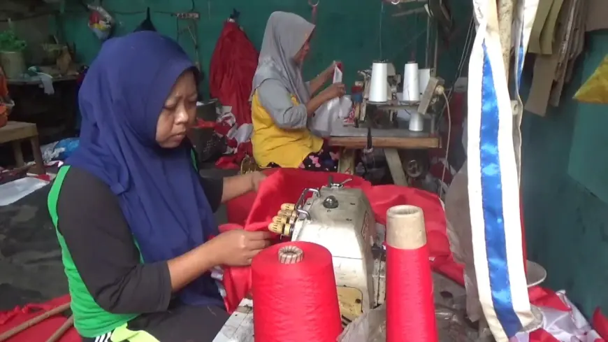 Jelang HUT RI, Perajin Bendera di Tulungagung Keluhkan Sepinya Permintaan Umbul-Umbul