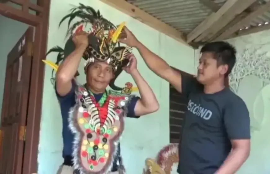 Warga Jombang Sulap Limbah Bulu Ayam Jadi Kostum Karnaval Bernilai Jutaan