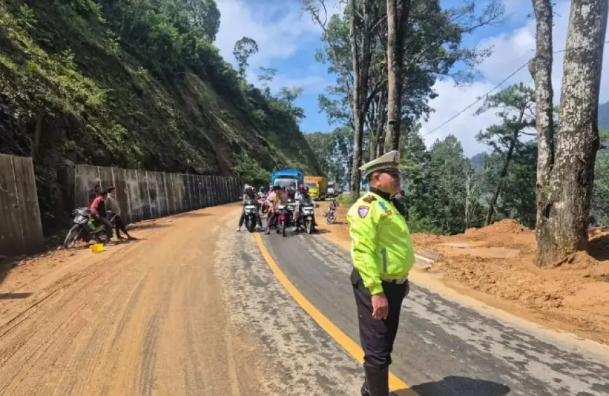 Polisi Perketat Jalur Rawan Longsor di Piket Nol Lumajang, Libatkan Warga sebagai Mitra Informasi