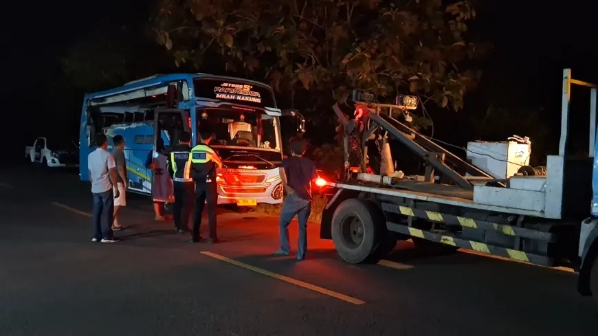 Bus Rombongan Alumni SMEA Asal Jombang Tabrak Truk di JLS Tulungagung, Satu Tewas dan Enam Luka-Luka