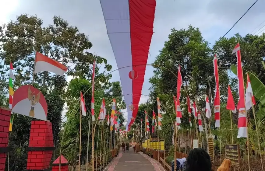 Tolak Bendera Bajak Laut, Warga Ngawi Bentangkan Merah Putih 500 Meter Sepanjang Jalan Desa