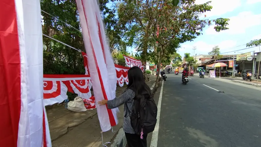 Pedagang Bendera di Blitar Sepi Pembeli, Warga Justru Cari Lambang One Piece