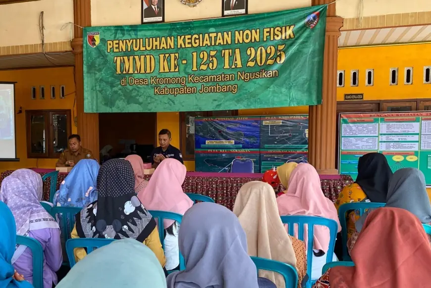 Kolaborasi TMMD Ke-125, Kominfo Jombang Ajari Masyarakat Desa Menulis