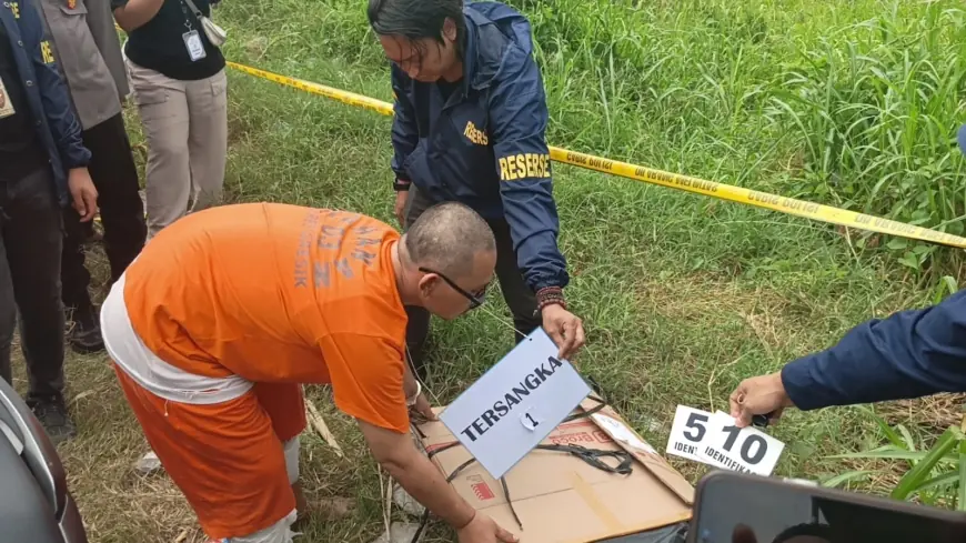 Rekontruksi Mayat Terbungkus Kardus di Gresik, Tersangka Peragakan 53 Adegan