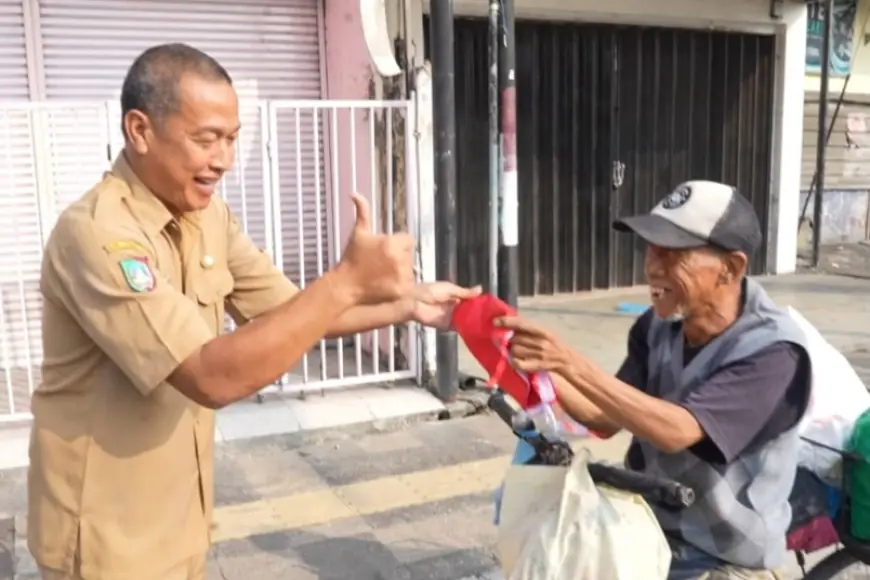 DPRD Jombang Bagi-Bagi Bendera Merah Putih