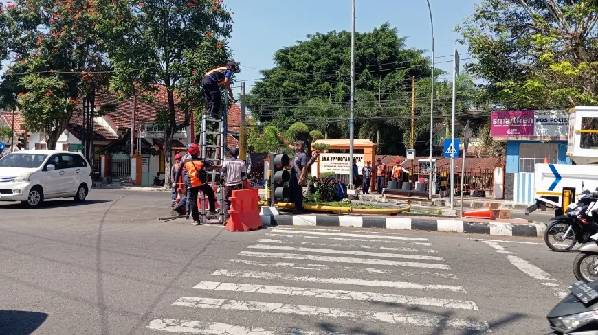 Traffic Light di Simpang Tiga Jalan Tanjung Kota Blitar Roboh Usai Ditabrak Truk Towing, Beruntung Tak Ada Korban