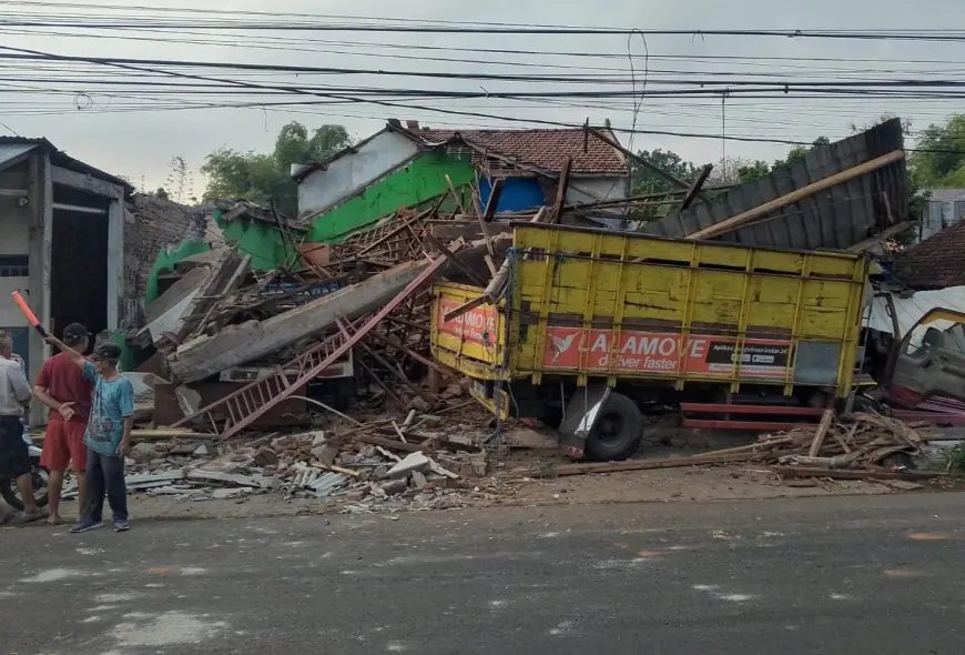 Truk Tabrak Rumah di Jombang Hingga Rusak Parah