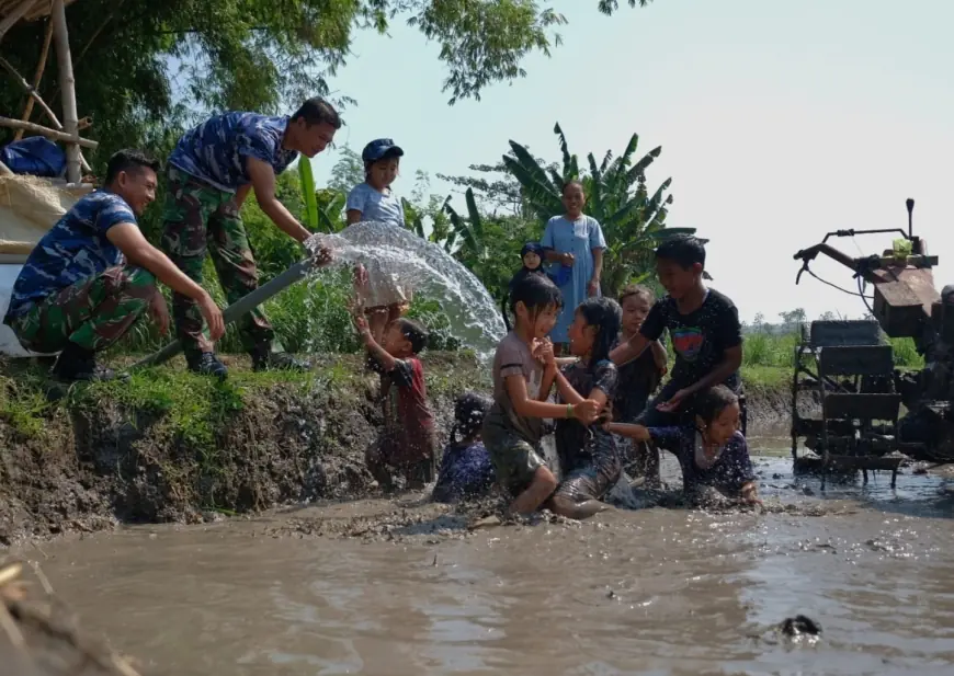 Momen Epik Saat TNI dan Anak-Anak Desa Kromong Jombang Main Air Bersih Sumur Bor