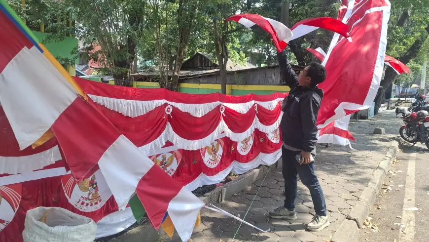 Penjual Bendera di Gresik Sepi Pembeli, Omzet Anjlok Ditimpa E-Commerce