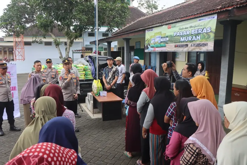 Polres Trenggalek Bersama Bulog Gelar Operasi Pasar Beras Murah di Desa Parakan