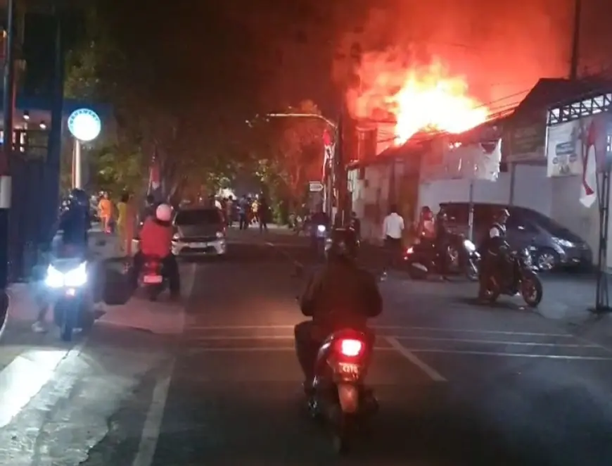 Api Lahap Rumah di Jombang, Petugas Damkar dan Pemilik Pingsan
