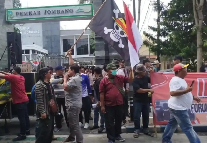 Bendera One Piece Berkibar saat Aksi Demo Pemuda Jombatan di Depan Kantor Pemkab Jombang