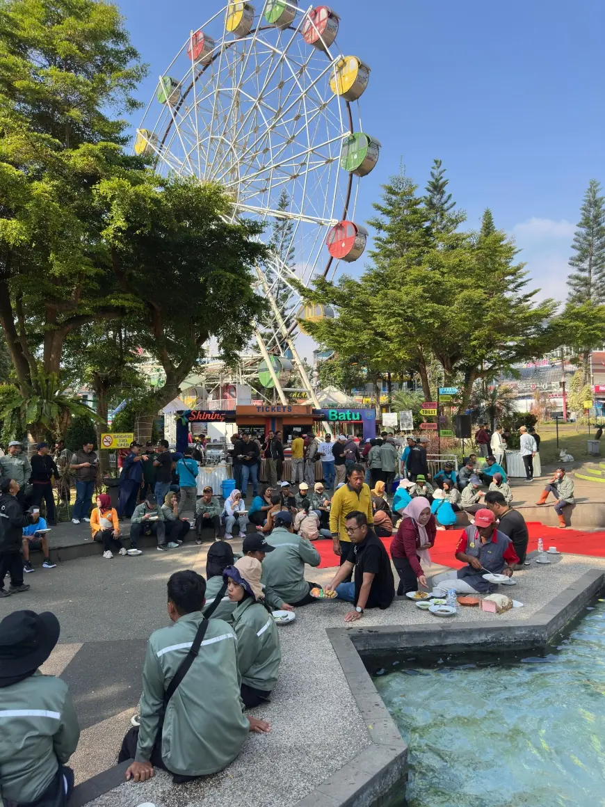 Wali Kota Batu Sarapan Bareng Penyapu Jalan, Petugas Keluhkan Celana Seragam