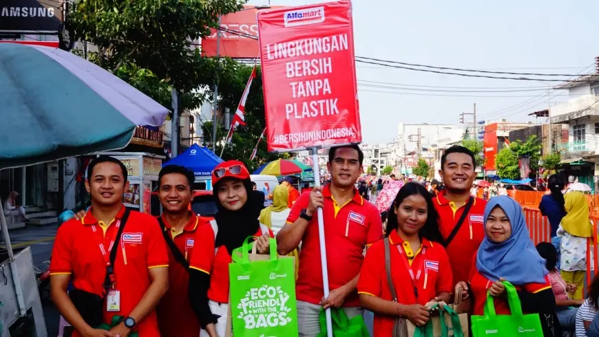 Seirama dengan Tema JFC Green Division, Alfamart Jember Bagikan Tas Eco-Green ke Pengunjung