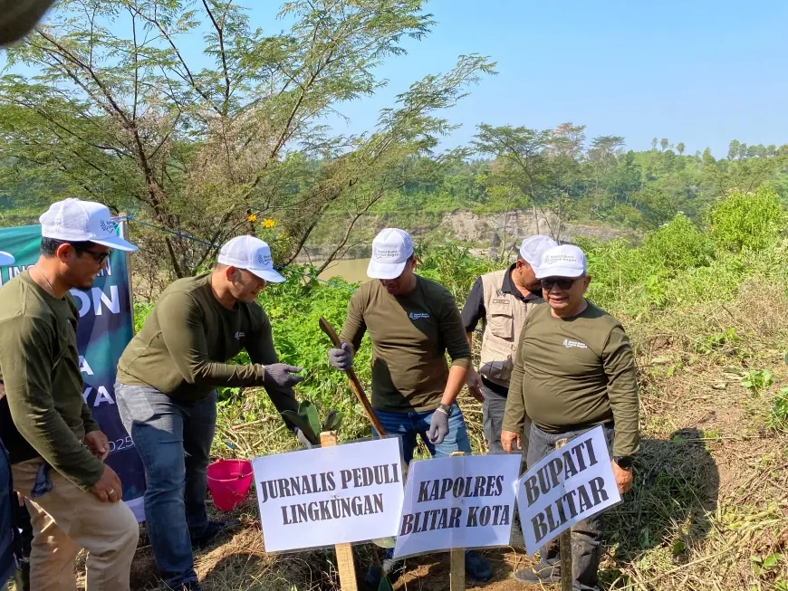 Peringati HUT ke-80 RI, Jurnalis di Blitar Tanam Pohon di Cagar Budaya Candi Gambar Wetan