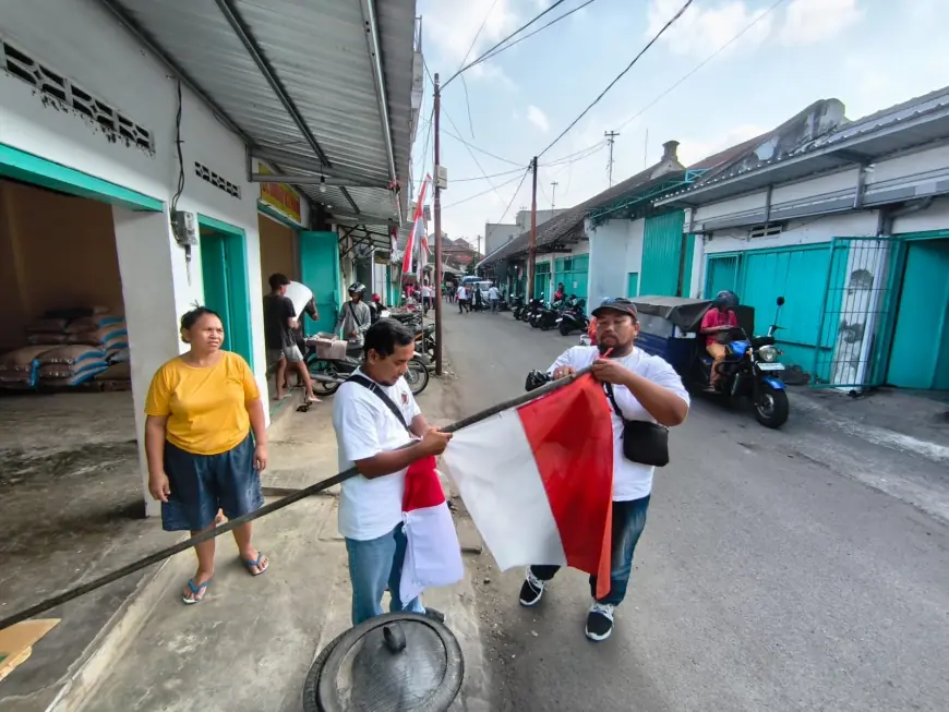 Bakesbangpol dan PWI Tulungagung Bagikan 100 Bendera Merah Purih di Pasar Wage
