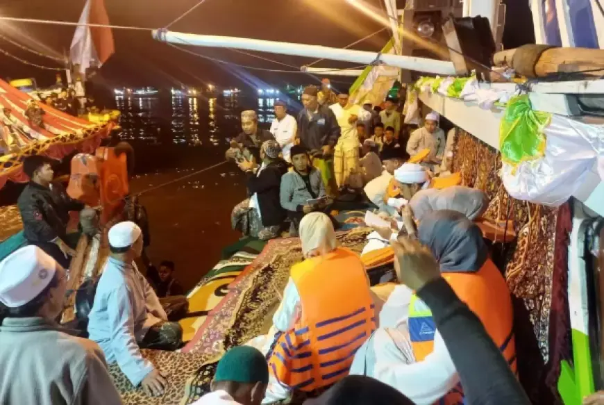 Doa untuk Bangsa, Ribuan Santri dan Warga Situbondo Gelar Burdah Keliling di Tengah Laut