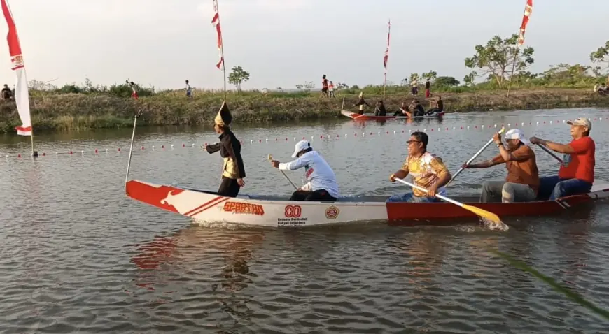 Gelar Lomba Dayung Aura Farming Pacu Jalur, Agustusan ala Warga Gresik