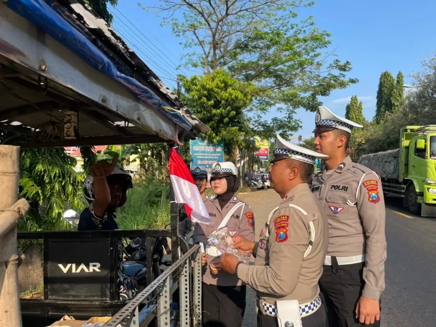 Semarak Kemerdekaan, Polres Probolinggo Bagi-Bagi Sang Merah Putih ke Masyarakat