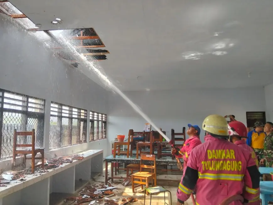 SMPN 1 Ngantru Terbakar, Api Diduga dari Pembakaran Lahan Tebu