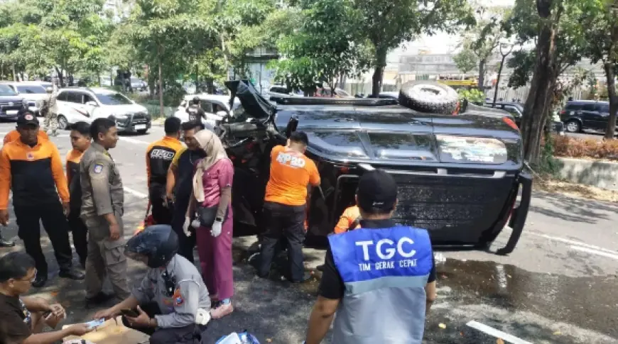 Dramatis! Penyelamatan Dua Lansia dalam Insiden Toyota Land Cruiser yang Terguling di Surabaya