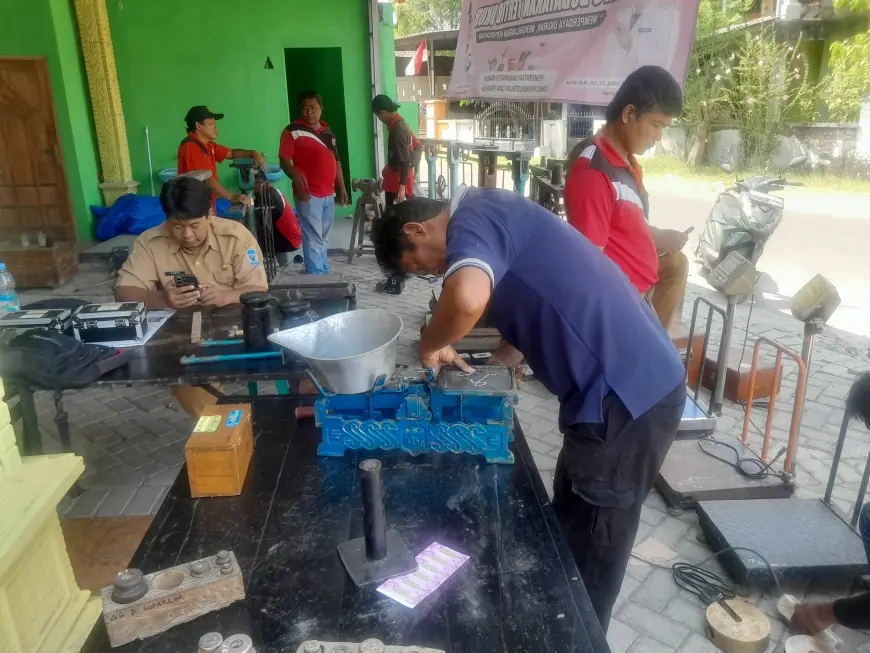 Cegah Keculasan, Disperindag Nganjuk Lakukan Tera Ulang Timbangan di Sumberkepuh