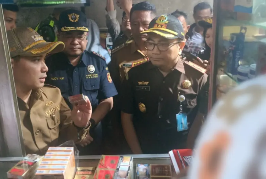 Blusukan ke Pasar, Bupati Mojokerto Ajak Pedagang Gempur Rokok Ilegal