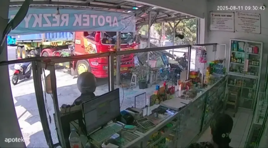 Truk Parkir di Blitar Hilang Kendali, Tabrak Mobil, Gerobak dan Tiang Listrik