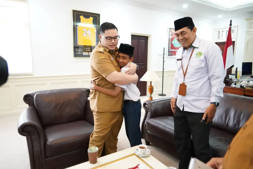 Pelajar MTs Kediri Bertemu Bupati Idola, Serahkan Lukisan Karya Sendiri