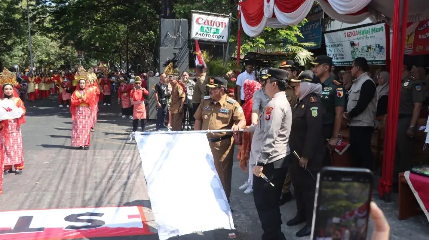 Karnaval SMP di Nganjuk Angkat Semangat Nasionalisme dan UMKM