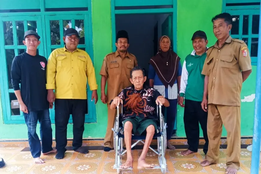 Dinsos Jember Salurkan Kursi Roda untuk Warga Difabel di Kencong