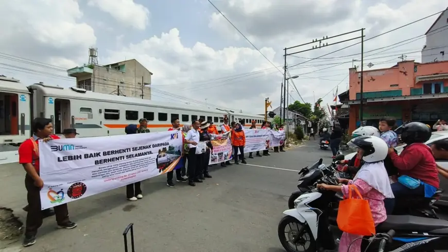 Tekan Angka Kecelakaan di Perlintasan Kereta Api, KAI Kampanye Keselamatan di 80 Titik Sepanjang Madiun-Blitar