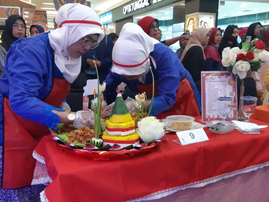 Semarak HUT ke-80 RI, Mak-mak Usia 40+ Adu Tumpeng di Tengah Mall
