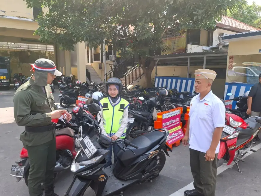 Gelorakan Nasionalisme, Petugas Layanan SIM di Polresta Blitar Kenakan Baju Pahlawan