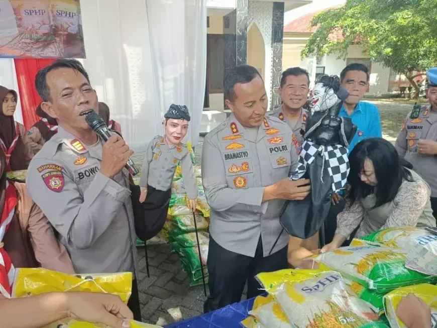 Warga Antre Beras Murah di Polsek Plemahan, Kapolsek Main Wayang Golek Bikin Riuh Suasana