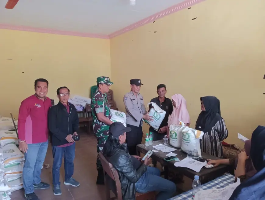 Pemdes Kamondung Salurkan Bantuan Beras 20 Kg, Pj Kades Pastikan Tepat Sasaran