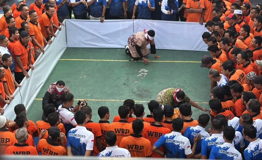 Puluhan Napi dan Petugas Lapas Mojokerto Berebut Ayam di Dalam Penjara