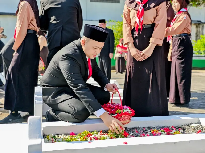 Maknai HUT ke-80 RI, Bupati dan Wakil Bupati Pasuruan Ziarah ke Makam Pahlawan