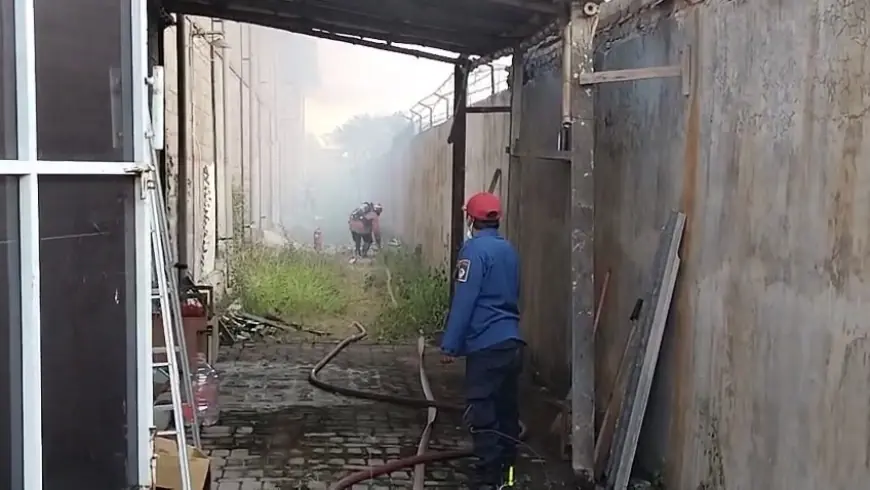 Kebakaran Pabrik Sulfur di Gresik Cemari Lingkungan, Dua Petugas Damkar Jadi Korban