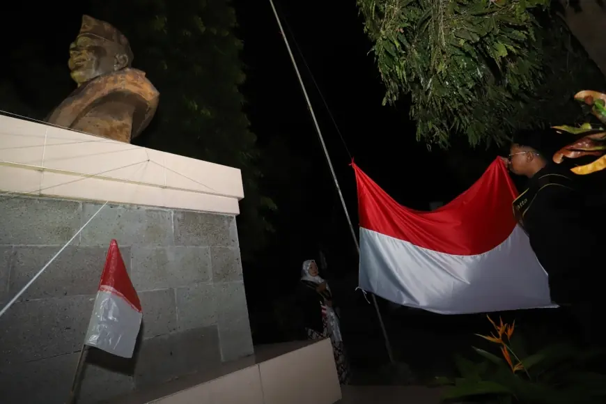 Peringati HUT ke-80 RI, Kelompok Pemuda di Blitar Kibarkan Merah Putih dan Teatrikal Napak Tilas Sukarni