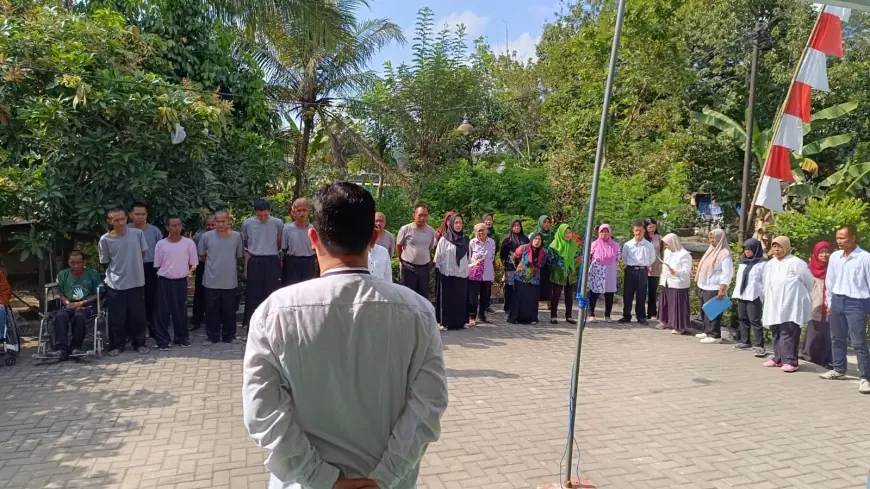 Semarak HUT ke-80 RI, Puluhan ODGJ dan Difabel di Blitar Ikuti Upacara Pengibaran Bendera Putih