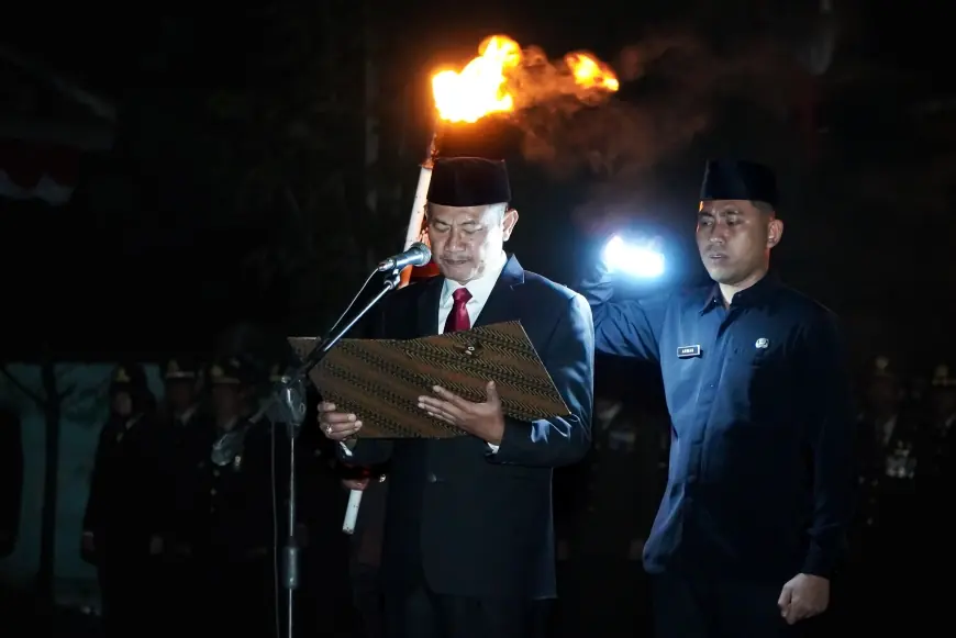 Bupati Lamongan Pimpin Apel Kehormatan dan Renungan Suci di TMP Kesuma Negara