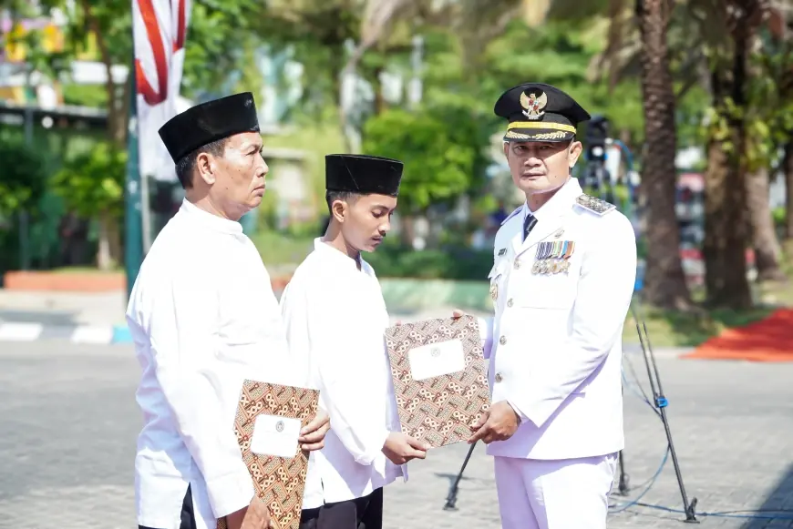 HUT ke-80 RI, Pemkab Lamongan Serahkan Tali Asih kepada Veteran hingga Remisi Warga Binaan