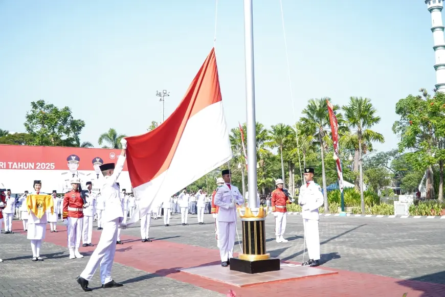 Pengibaran Merah Putih di Lamongan, Syela Wujudkan Mimpi Jadi Paskibraka