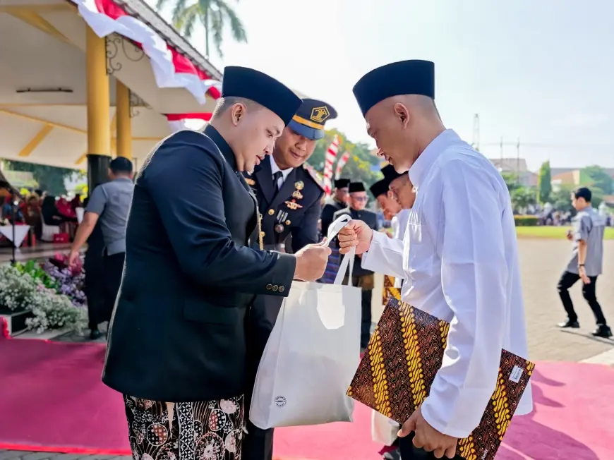 HUT ke-80 RI, Bupati Pasuruan Serahkan Remisi bagi Ratusan Warga Rutan Bangil