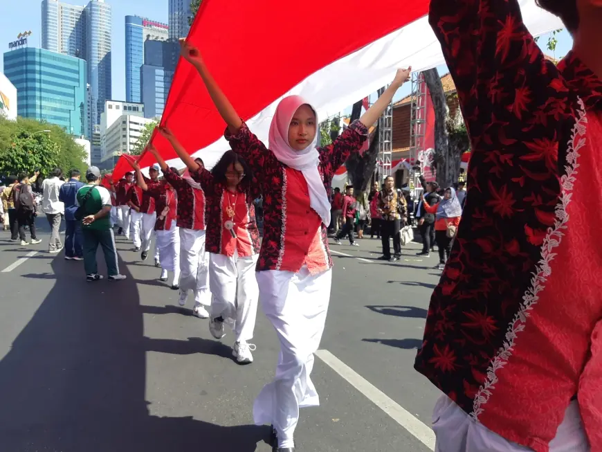 Bendera Merah Putih 14,9 Km Karya Pelajar di Jatim Pecahkan Rekor MURI