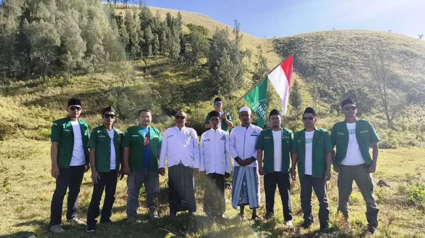 Merah Putih Berkibar di Jabal Kirmit, Ansor Pujer Bondowoso Rayakan Kemerdekaan dengan Tafakur Alam