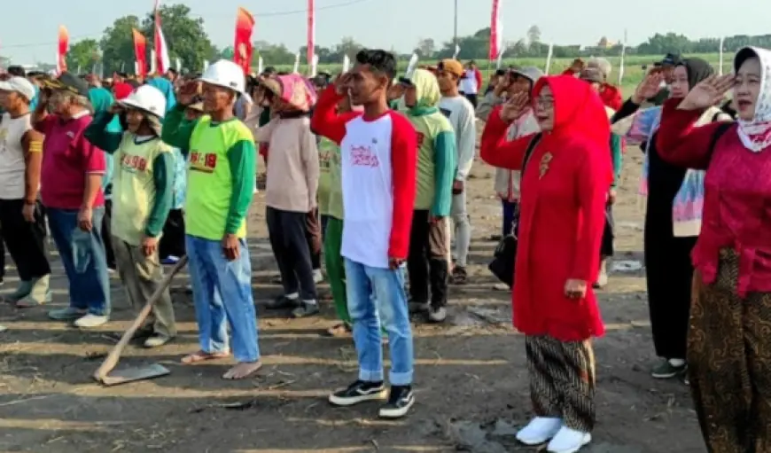 Unik, Upacara Bendera HUT ke-80 RI di Kediri Digelar di Tengah Sawah